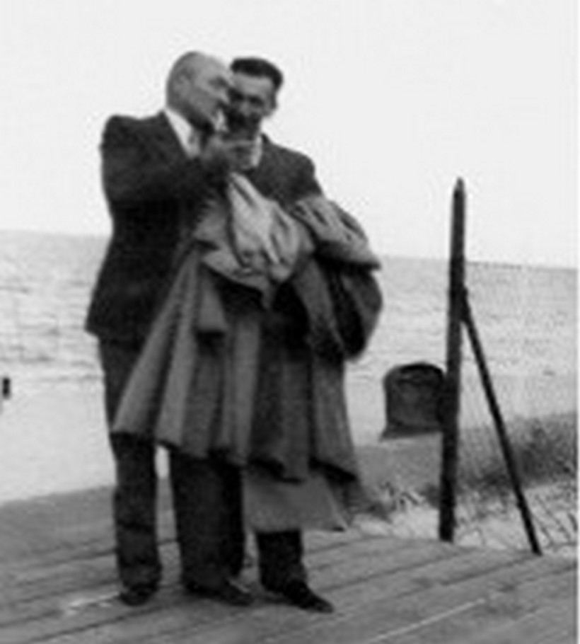 3. Jan Spychalski ze Stefanem Szmajem na molo w Orłowie / Jan Spychalski and Stefan Szmaj on a pier in Orłowo