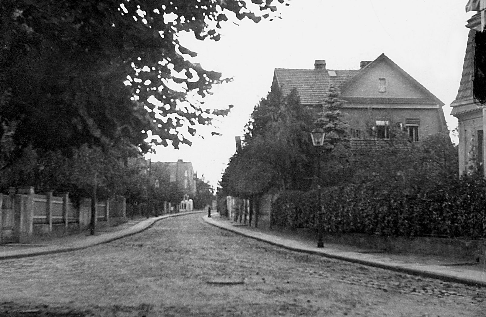 10. Widok ul. Lipowej sprzed domu / Overview of Lipowa Street from before the house