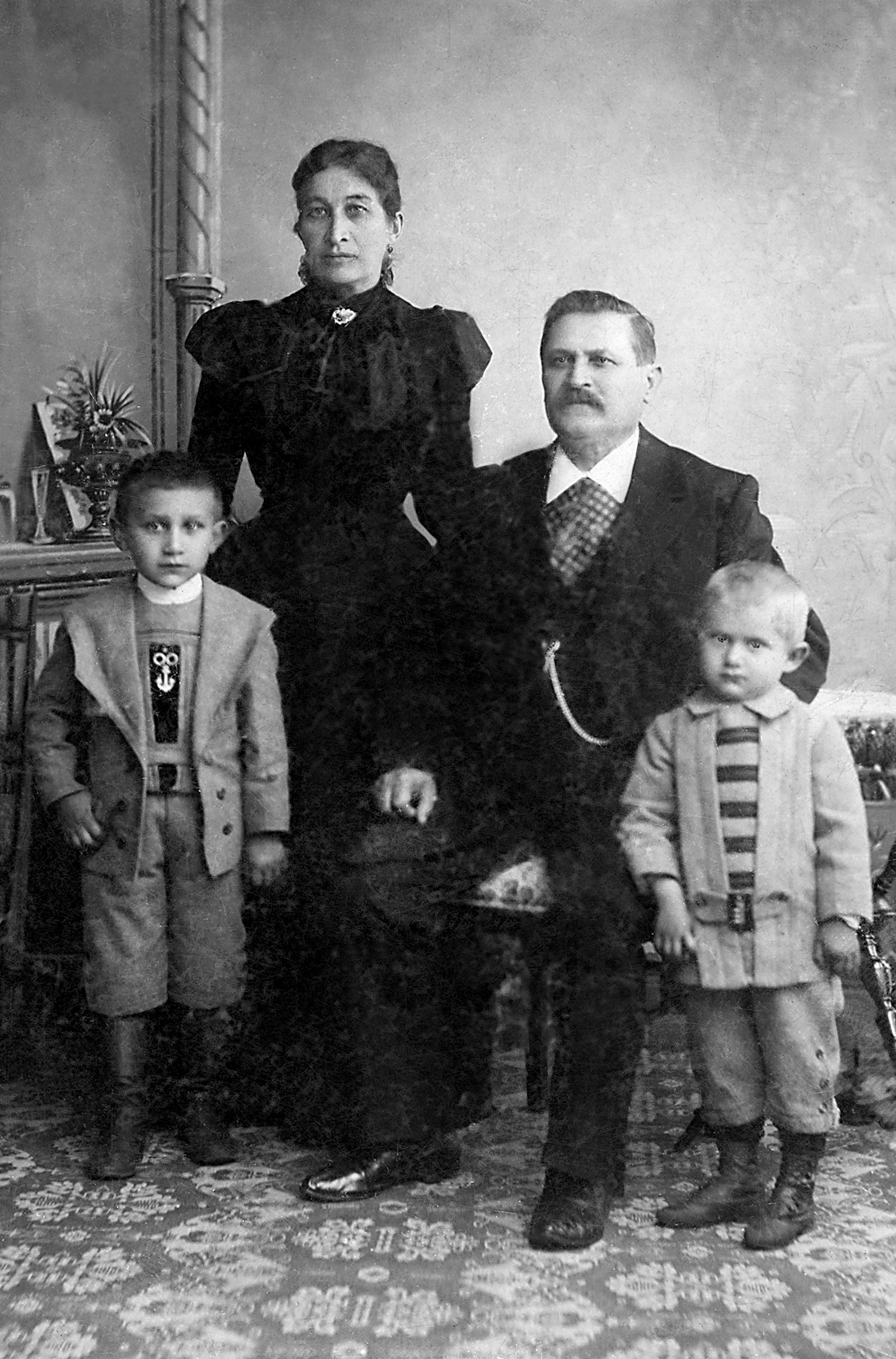 2. Franciszek i Marcjanna Spychalscy z synami, ok. 1898 / Franciszek and Marcjanna Spychalski with sons 2. Franciszek i Marcjanna Spychalscy z synami, ok. 1898 / Franciszek and Marcjanna Spychalski with sons