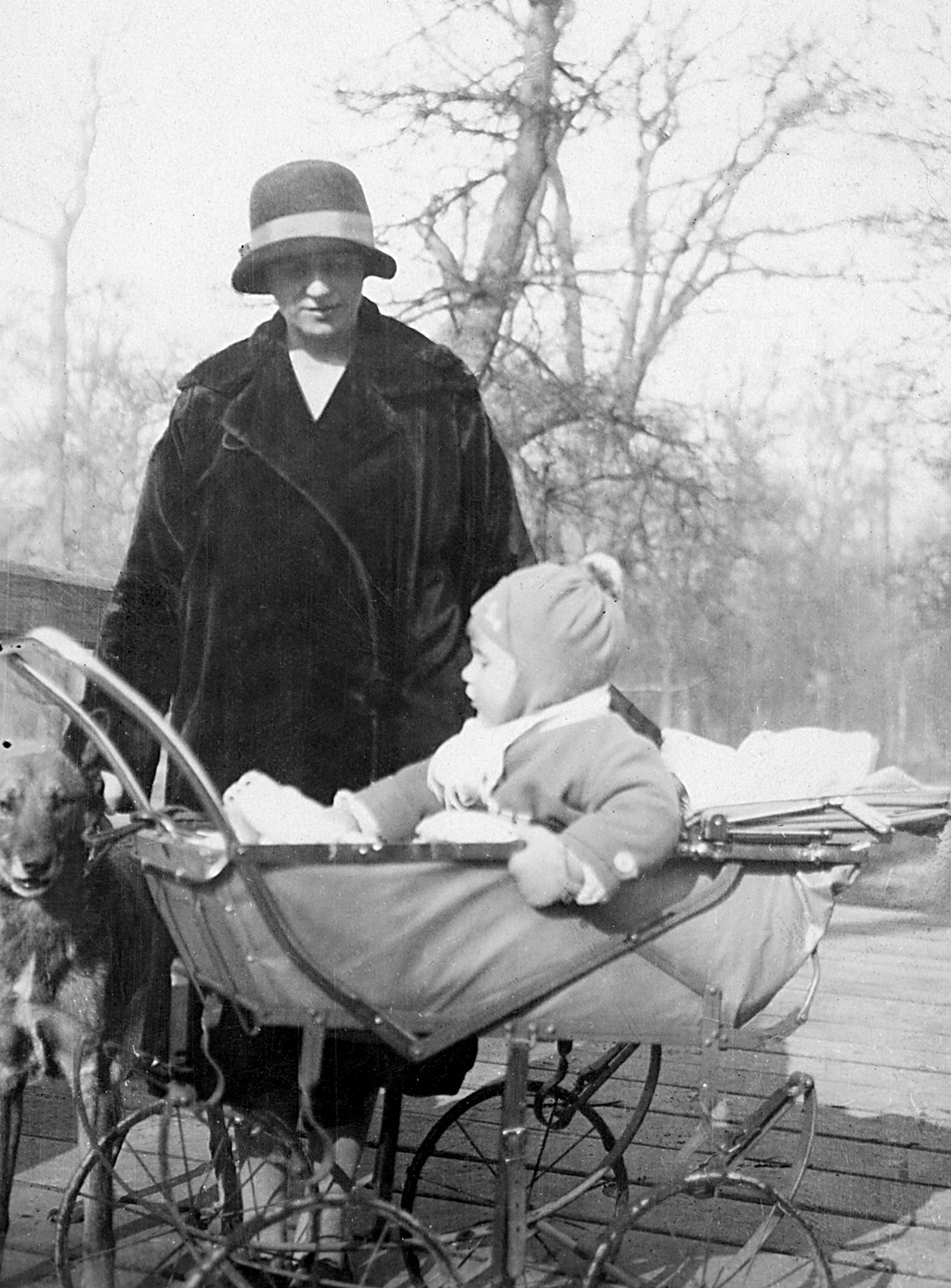 6. Antonina Spychalska z synkiem, 1930 / Antonina Spychalski with son 6. Antonina Spychalska z synkiem, 1930 / Antonina Spychalski with son