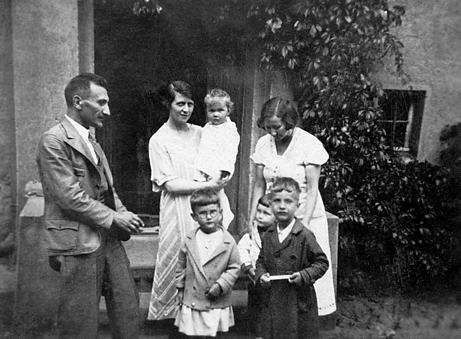 8. Z żoną i dziećmi przed domem, 1933 / With wife and children in front of the house 8. Z żoną i dziećmi przed domem, 1933 / With wife and children in front of the house
