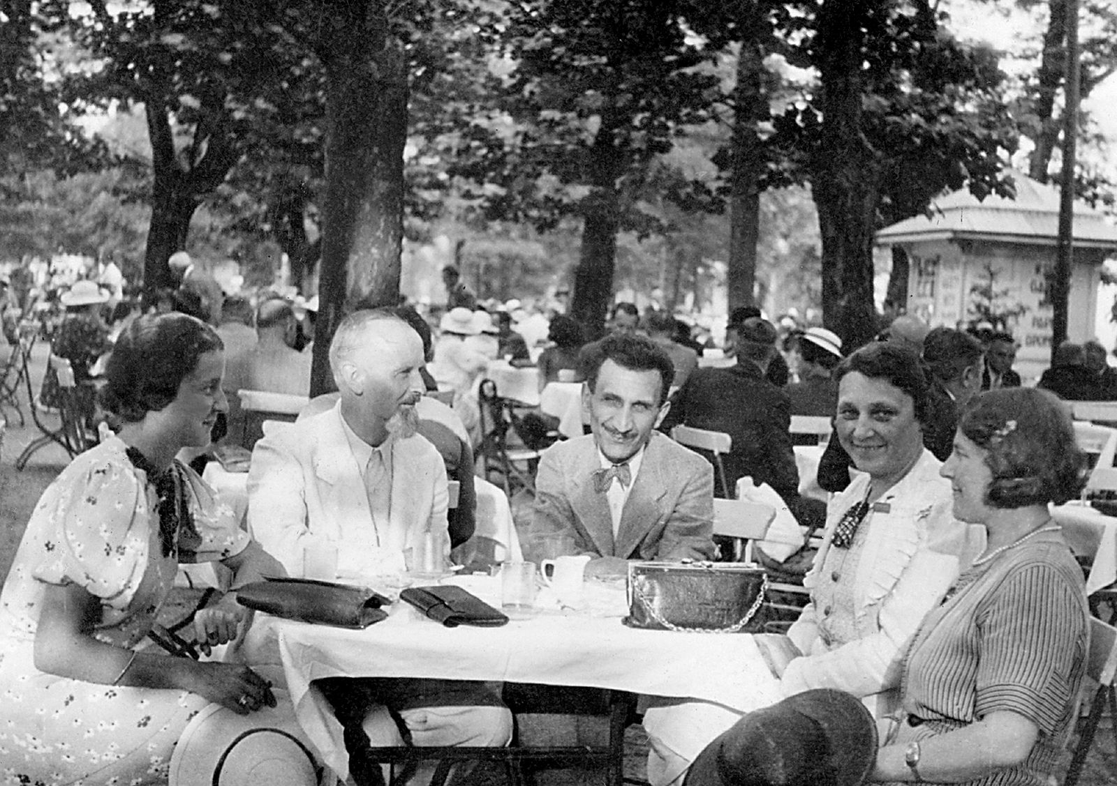 9. Z Ewert-Krzemieniewskimi w Inowrocławiu, 1936 With Ewert-Krzemieniewskis in Inowrocław 9. Z Ewert-Krzemieniewskimi w Inowrocławiu, 1936 With Ewert-Krzemieniewskis in Inowrocław